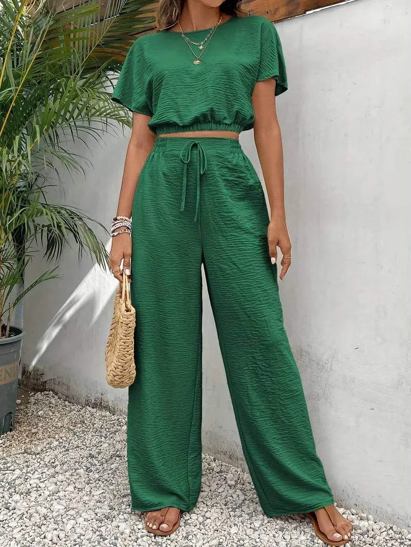 Trendy Ladies Set with Crop Top and Wide Pants